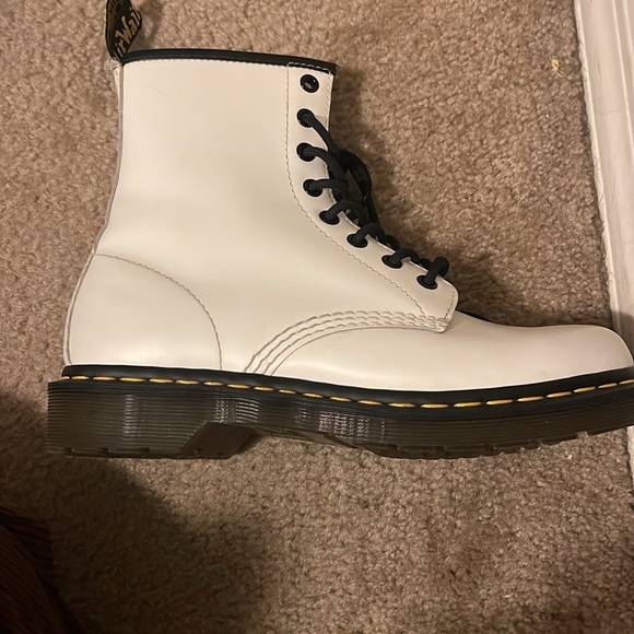 White leather Dr. Martens like new little wear. There are a few faint black dots - Picture 2 of 6